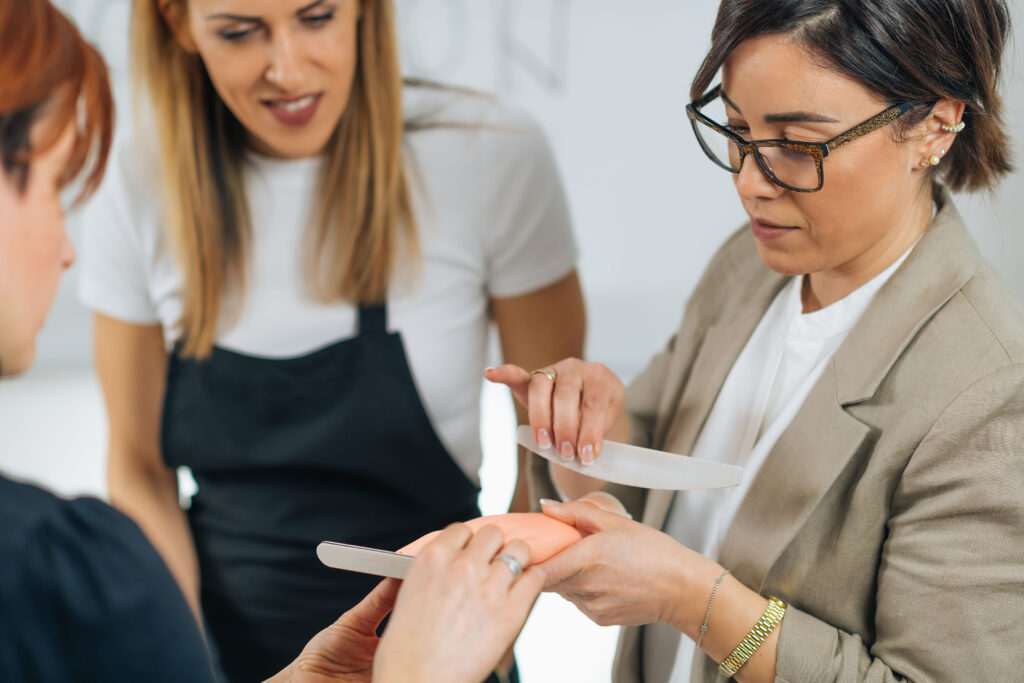 Cursos gratuitos de cabelos e unhas acontecem na Marginal Tietê, em São Paulo