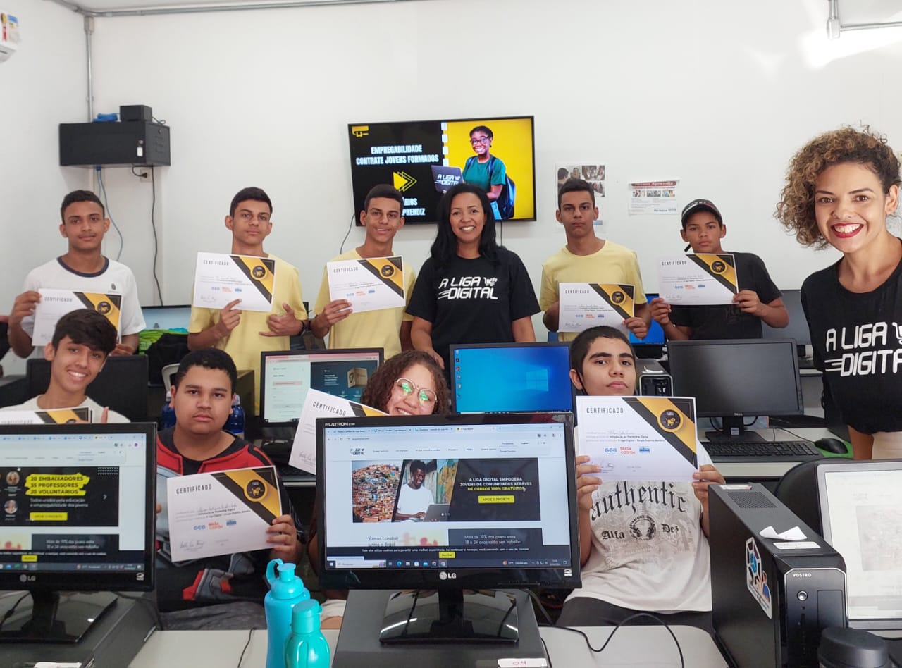 Adolescentes recebem capacitação em e-commerce na Brasilândia, em São Paulo