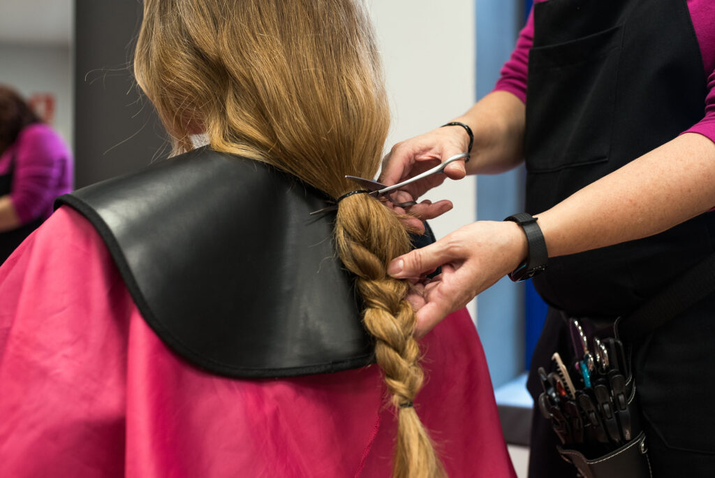 Ikesaki celebra Outubro Rosa com cortes de cabelo gratuitos em todas as lojas