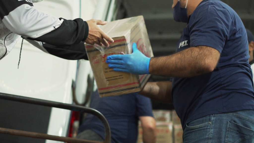 Operadora logística entrega alimentos para a campanha Mães da Favela Futebol Clube