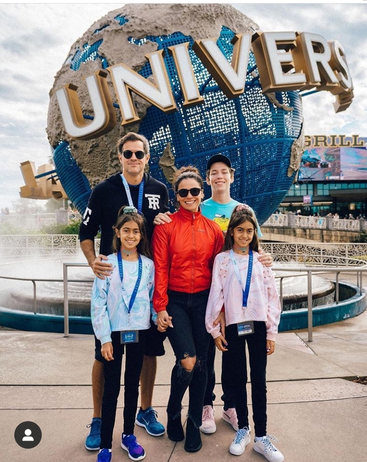 Giovanna Antonelli visita os parques da Universal em Orlando com a família